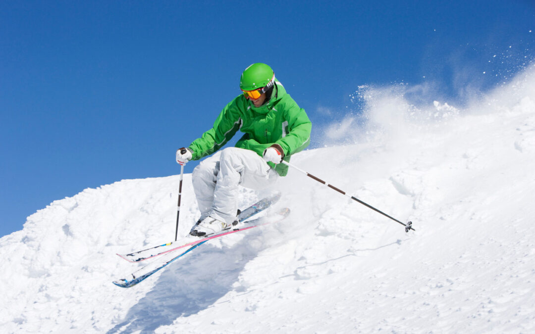 Jak przetrwać długi dzień na stoku? Must-have dla narciarzy i snowboardzistów
